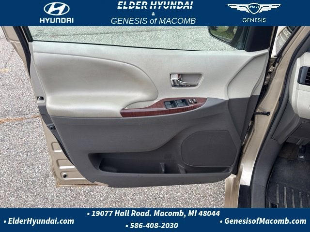 2014 Toyota Sienna XLE 8 Passenger